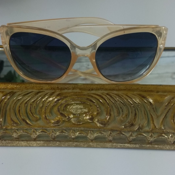 Fashion Sunglasses, light colored frames - Picture 2 of 6